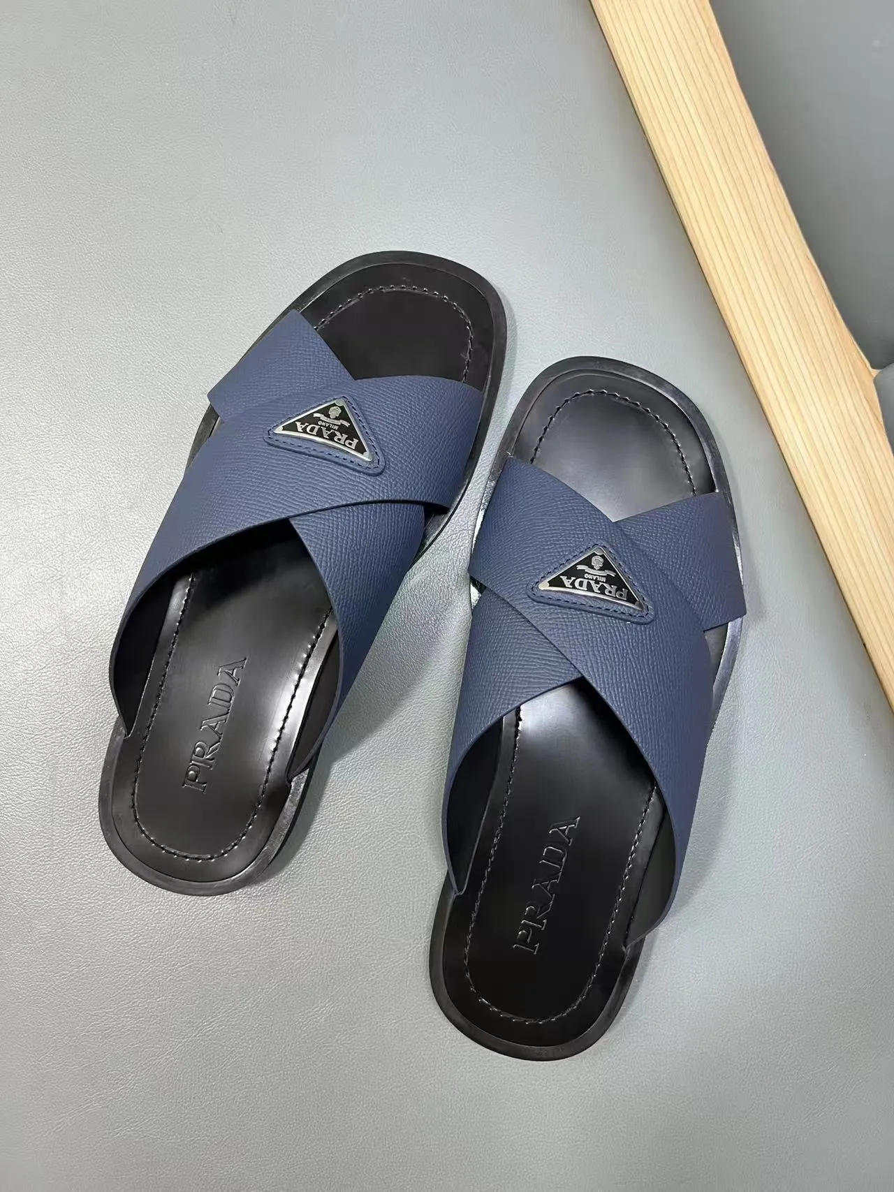 340💰PRADA Prada’s latest slippers are synchronized with the official website. This slipper is made of the brand’s unique and iconic Saffiano leather. The brand logo jumps out from the double straps, and the brand style is clearly visible. Cowhide gives men elegant charm and functional design, making it an ideal choice for vacation and leisure. Size:38-45